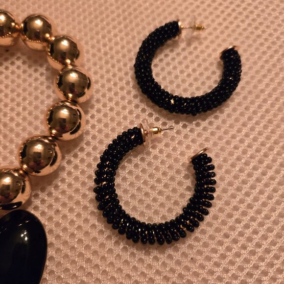 3 piece set-large gold bead bracelet, 2 pairs of fun earrings, new from Market - Picture 3 of 5